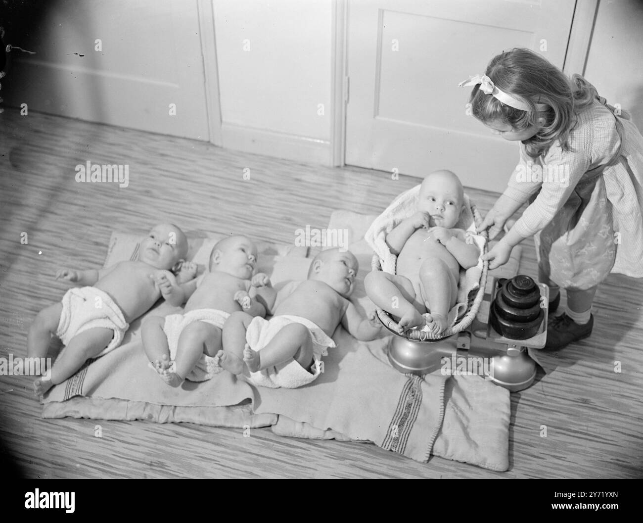 SONO LORO LE MERCI! Questa affascinante striscia di bonny babyhood è l'ultima foto dei Bristol Quads, figlie della signora . Elizabeth buona. I bambini sono nati il 12 giugno di quest'anno , hanno affrontato le nostre macchine fotografiche con molta piacevole espressione alla sua testimonianza delle loro meravigliose immagini . LE IMMAGINI MOSTRANO: Da sinistra a destra: JENNIFER, ELIZABETH, BRIDGET e FRANCES (sulla bilancia ) si allineano per una "pesatura" privata, condotta dalla sorella, SUSAN GOOD di 3 anni. 2 dicembre 1948 Foto Stock SONO LORO LE MERCI! Questa affascinante striscia di bonny babyhood è l'ultima foto dei Bristol Quads, figlie della signora . Elizabeth buona. I bambini sono nati il 12 giugno di quest'anno , hanno affrontato le nostre macchine fotografiche con molta piacevole espressione alla sua testimonianza delle loro meravigliose immagini . LE IMMAGINI MOSTRANO: Da sinistra a destra: JENNIFER, ELIZABETH, BRIDGET e FRANCES (sulla bilancia ) si allineano per una "pesatura" privata, condotta dalla sorella, SUSAN GOOD di 3 anni. 2 dicembre 1948 Foto Stock