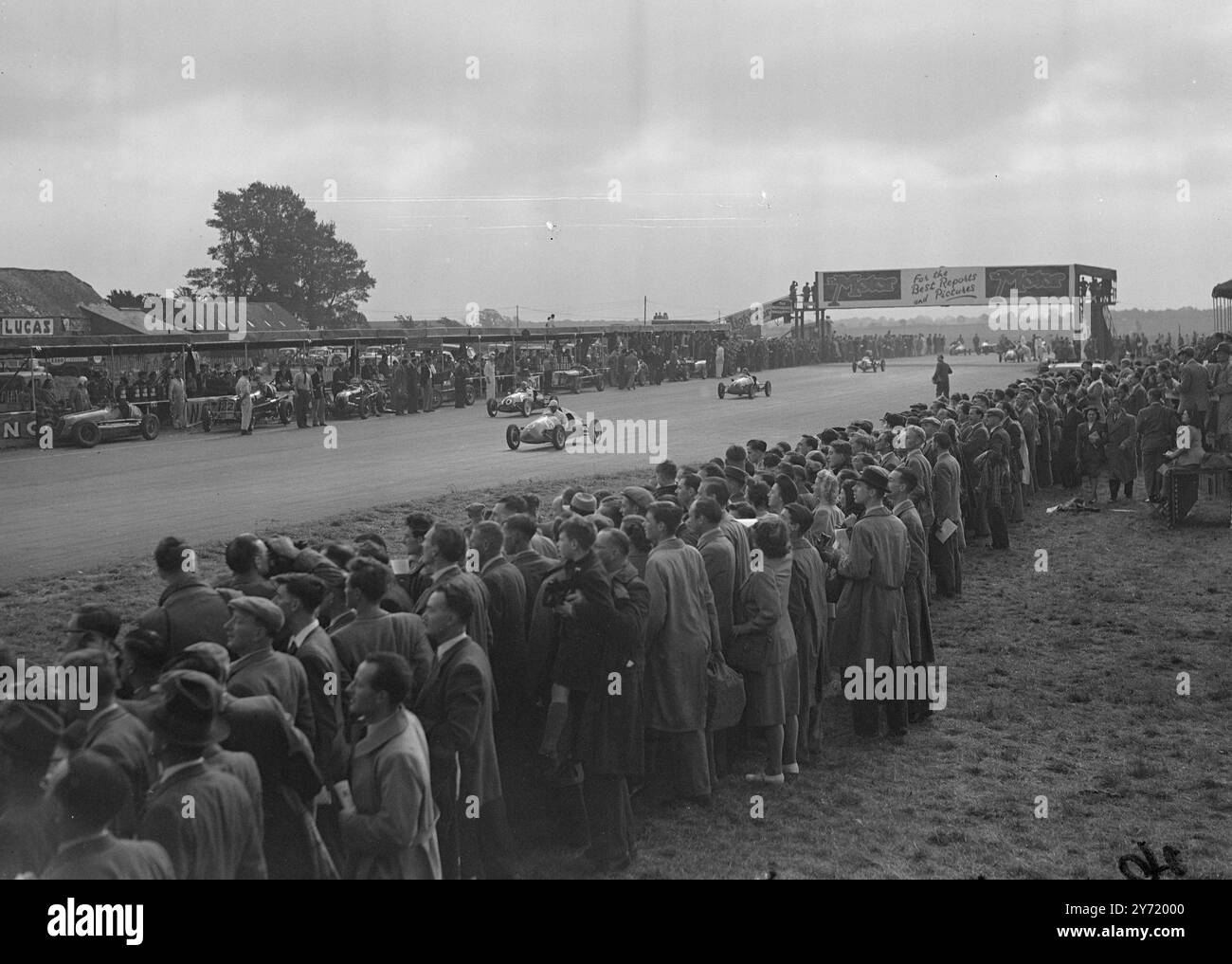 INTERNATIONAL GRAND PRIX alcune delle auto da corsa più veloci d'Europa hanno preso parte alla gara di 250 miglia promossa dal R.A.C. sul circuito di Silverstone, Northants. Gli eventi della giornata sono iniziati con un inizio massiccio di 30 500 c.c., i "nani". Il Gran premio di oggi è il primo che si tiene in Gran Bretagna da prima della guerra. 2 ottobre 1948 Foto Stock