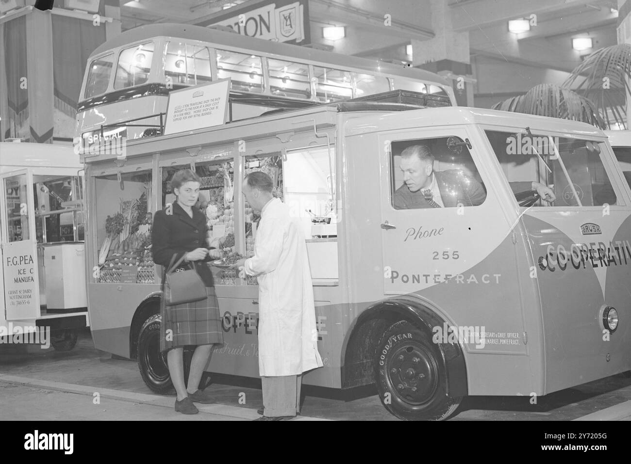 ESPOSIZIONE DI VEICOLI COMMERCIALI. La Commercial Vehicle Transport Exhibition , inaugurata a Earl's Court , Londra , da Lord Mountbatten, è la prima ad essere tenuta a Londra dal 1937. i costruttori espongono 430 diversi tipi di veicoli e si spera che la fiera spianerà la strada ad un ulteriore sviluppo del commercio di esportazione di automobili. PICTUR MOSTRA:- il negozio di alimentari verdi itineranti completamente elettrici in mostra alla fiera. 1° ottobre 1948 Foto Stock