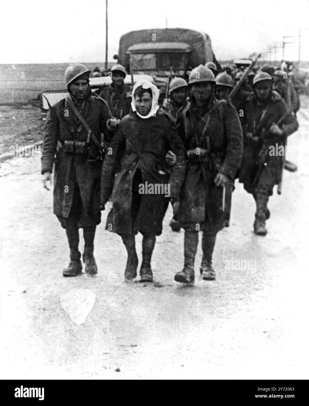 GRANDI BATTAGLIE A GUADALAJARA. L'OFFENSIVA DI FRANCO FINISCE IN ROVINA. Queste immagini furono fatte sul fronte di Guadalajara vicino a Madrid durante la grande offensiva ribelle in cui una schiacciante sconfitta fu inflitta alle forze del generale Franco dai lealisti . Con l'esercito meccanizzato del generale Franco che precipita nel fango, migliaia di italiani che stavano combattendo dalla parte dei ribelli si ritirarono in disordine prima di forti contrattacchi del governo. FOTOGRAFIE:- soldati ribelli macchiati di battaglia che aiutano un compagno ferito lungo la strada Madrid-Saragossa, scena di una determinata spinta da parte delle truppe del generale Franco , d Foto Stock