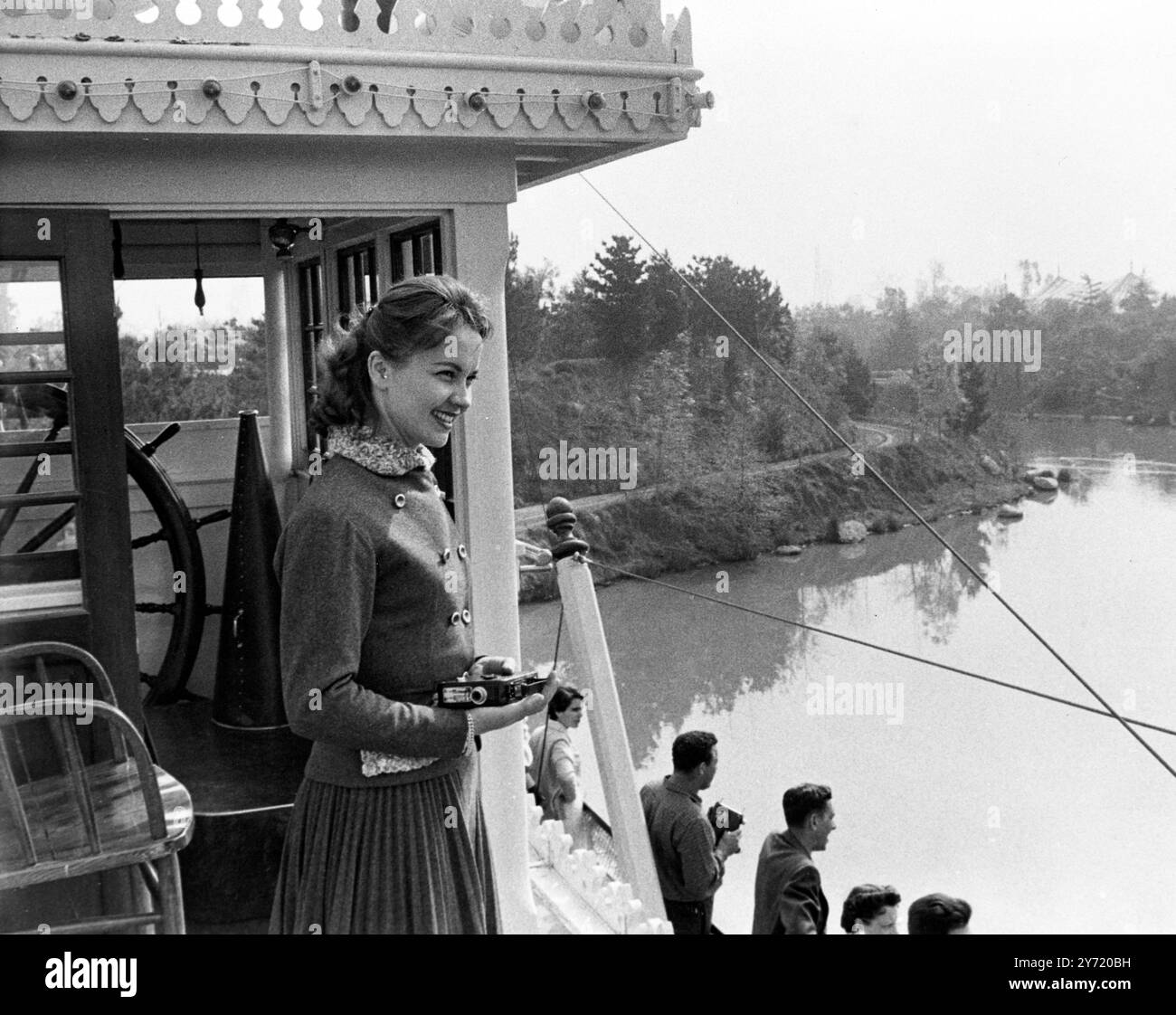 Attrice svizzera a Disneyland l'attrice svizzera Lilo Pulver vista durante una visita a Disneyland. 15 dicembre 1958 Foto Stock