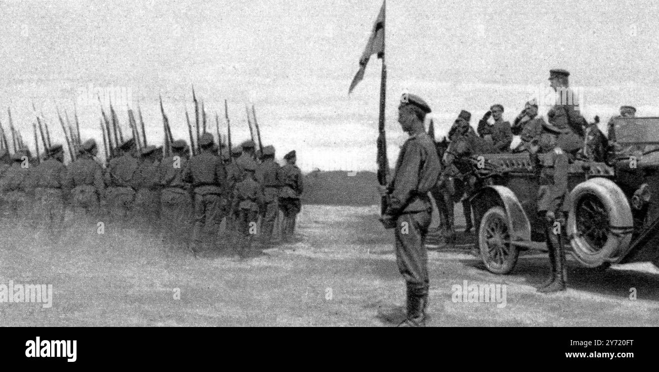 Sul campo e sala del Consiglio : il ministro della grande Guerra russo . "E' tempo che l'esercito faccia il suo dovere": Kerenski (in macchina) che guarda le truppe russe marciare oltre. 14 luglio 1917 Foto Stock