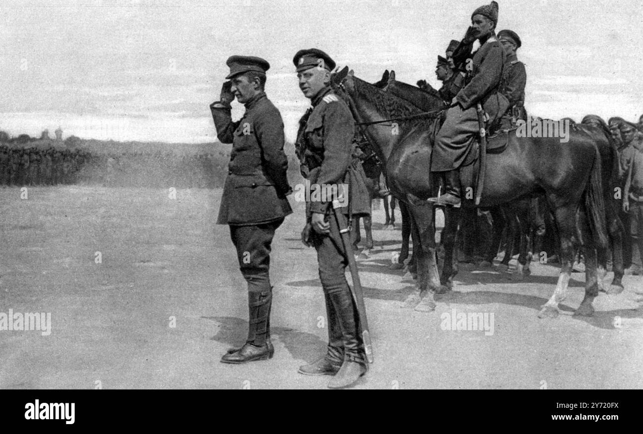 Sul campo e sala del Consiglio : il ministro della grande Guerra russo . « Ufficiali e soldati, sappiate che tutta la Russia benedice le vostre imprese »: Kerenski , il ministro russo della guerra (a sinistra davanti), salutando le truppe. 14 luglio 1917 Foto Stock