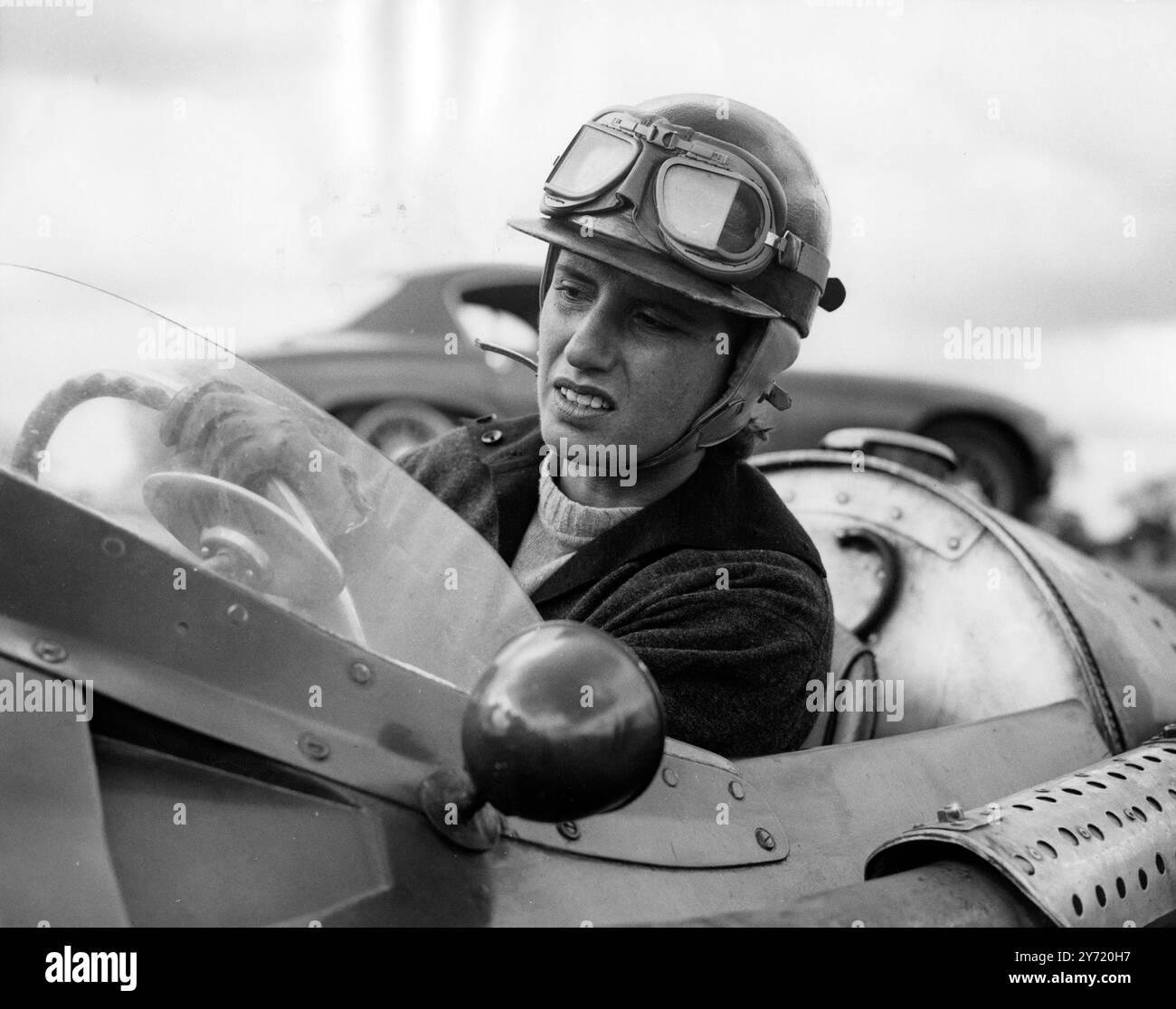 Maria Teresa de Filippis è ritratta nella sua Maserati a Silverstone durante le prove per il Trofeo Internazionale gara 1 maggio 1959 Foto Stock
