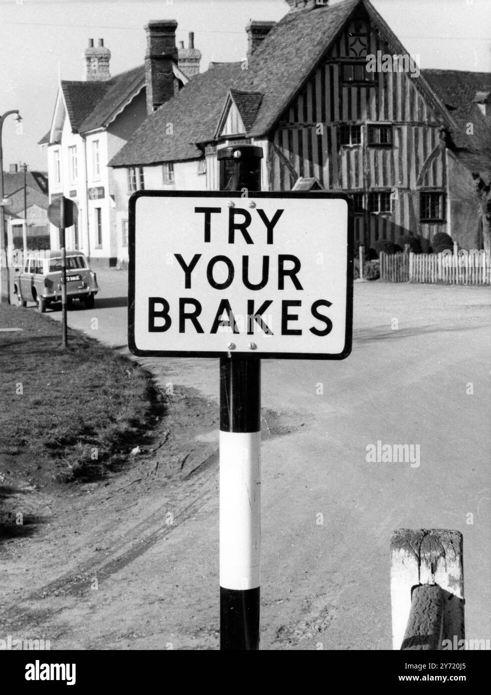 Anche se l'esperto automobilista non avrà bisogno di dire questo cartello vale la pena di avvertire gli automobilisti di provare i freni dopo aver attraversato una ford . Si può vedere a Eynsford , Kent , Inghilterra , dove scorre un guado adiacente al vecchio ponte sul fiume Darent . 11 febbraio 1960 Foto Stock