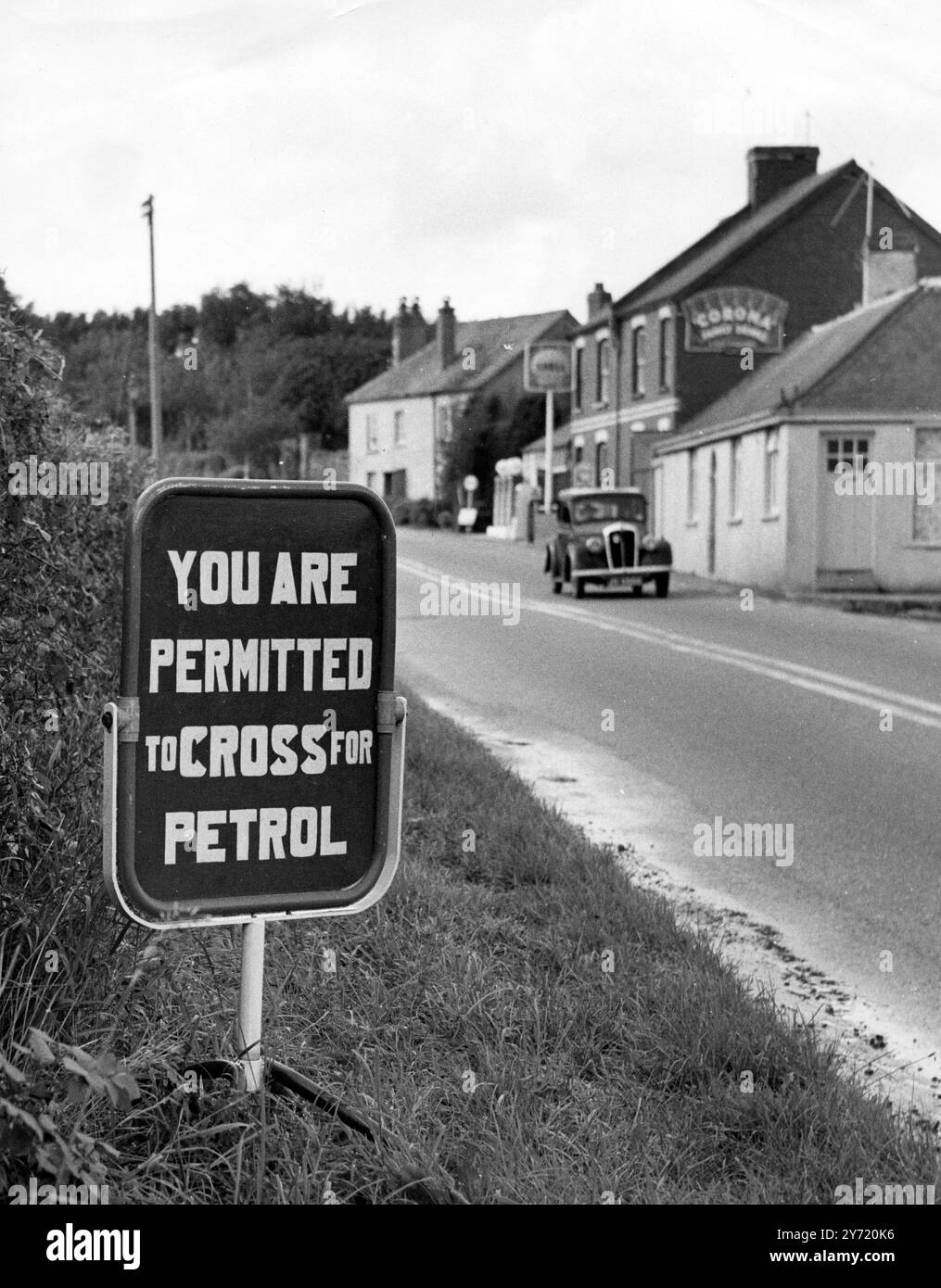 Anche se la doppia linea bianca è interrotta a questo punto gli automobilisti sono autorizzati ad attraversarla per ottenere benzina. La foto è stata scattata a Honiton-Clyst nel Devon , sulla A30 , Inghilterra . 11 febbraio 1960 Foto Stock