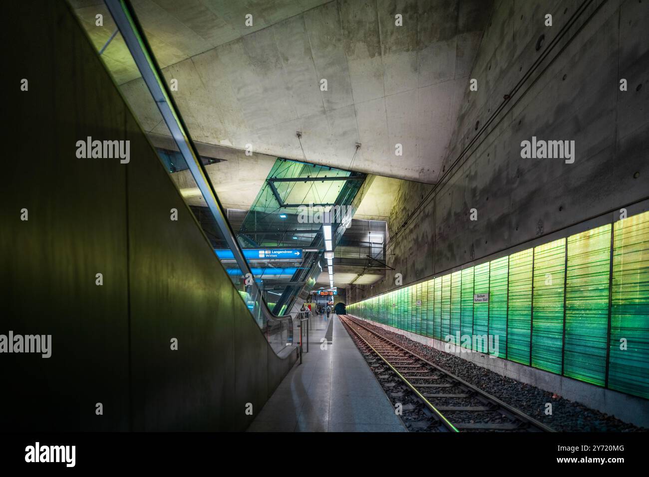 Bochum, Renania settentrionale-Vestfalia, Germania, 9 marzo 2024. Stazione della metropolitana Bichum Rathaus Sud. Moderna architettura metropolitana brutale. Trasferimento pubblico Foto Stock