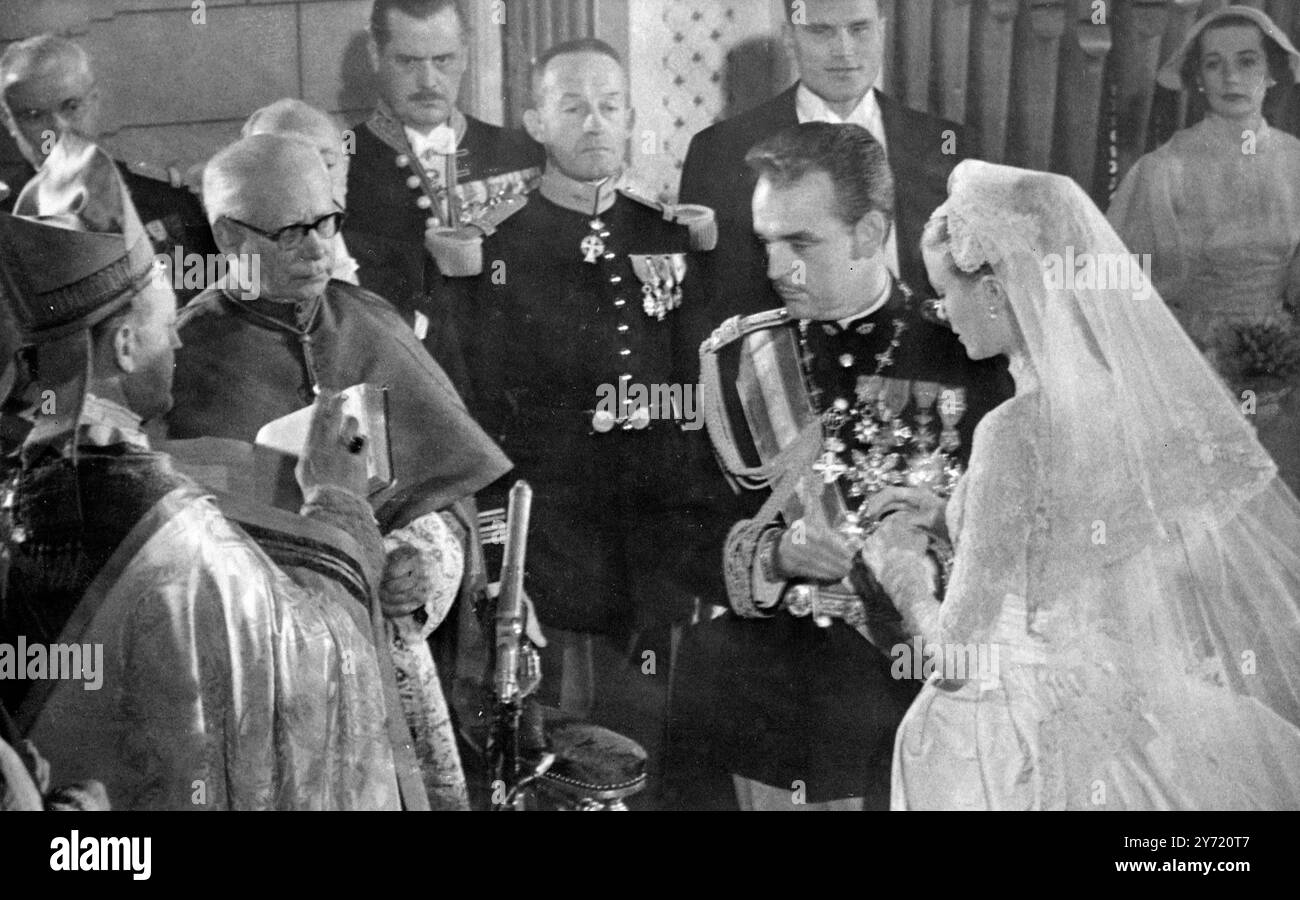 Il Principe Ranieri infila l'anello al dito della sua sposa foto mostra : - 'con questo anello' - il Principe Ranieri infila l'anello sul terzo dito della mano sinistra di Grace Kelly durante la cerimonia religiosa di questa mattina. 19 aprile 1956 Foto Stock
