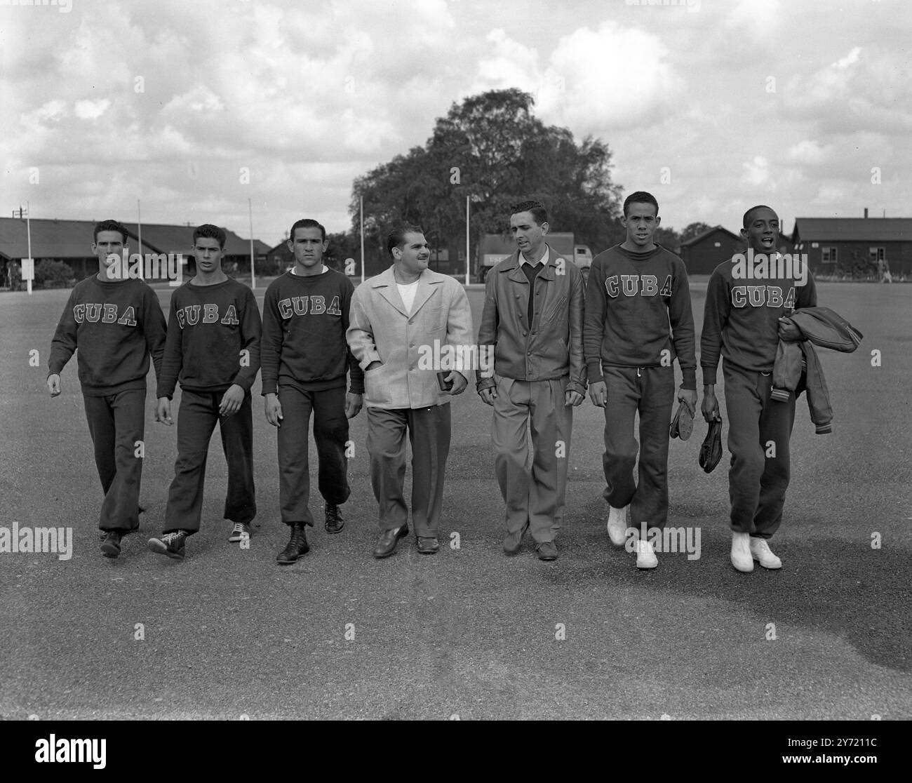 La squadra olimpica di Cuba fa una passeggiata a Richmond . Da sinistra a destra Pablo Santamaria , Jose M Lopez , Israel Sanchez ( tutti lottatori ) e Ricardo Parantos ( allenatore di wrestling ) insieme a Julio Navarro ( allenatore di pista ) e Raul Mazorra e Rafael Fortun ( velocisti ) membri della squadra olimpica di Cuba , visti per una passeggiata al Richmond Park Olympic Centre . 23 luglio 1948 . Foto Stock