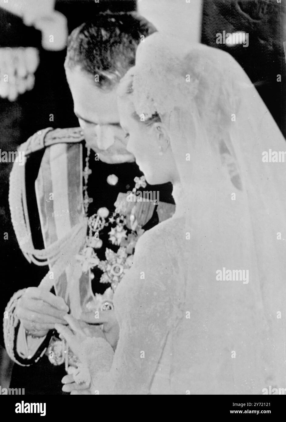 Con questo anello.... Monaco : il Principe Ranieri III di Monaco mette l'anello al dito della sua sposa, Grace Kelly, durante la cerimonia religiosa nella Cattedrale di Monaco. Miss Kelly, ora sua altezza Serenissima Principessa Grace di Monaco e il Principe si sono sposati in una cerimonia civile al Palazzo ieri. 19 aprile 1956 Foto Stock