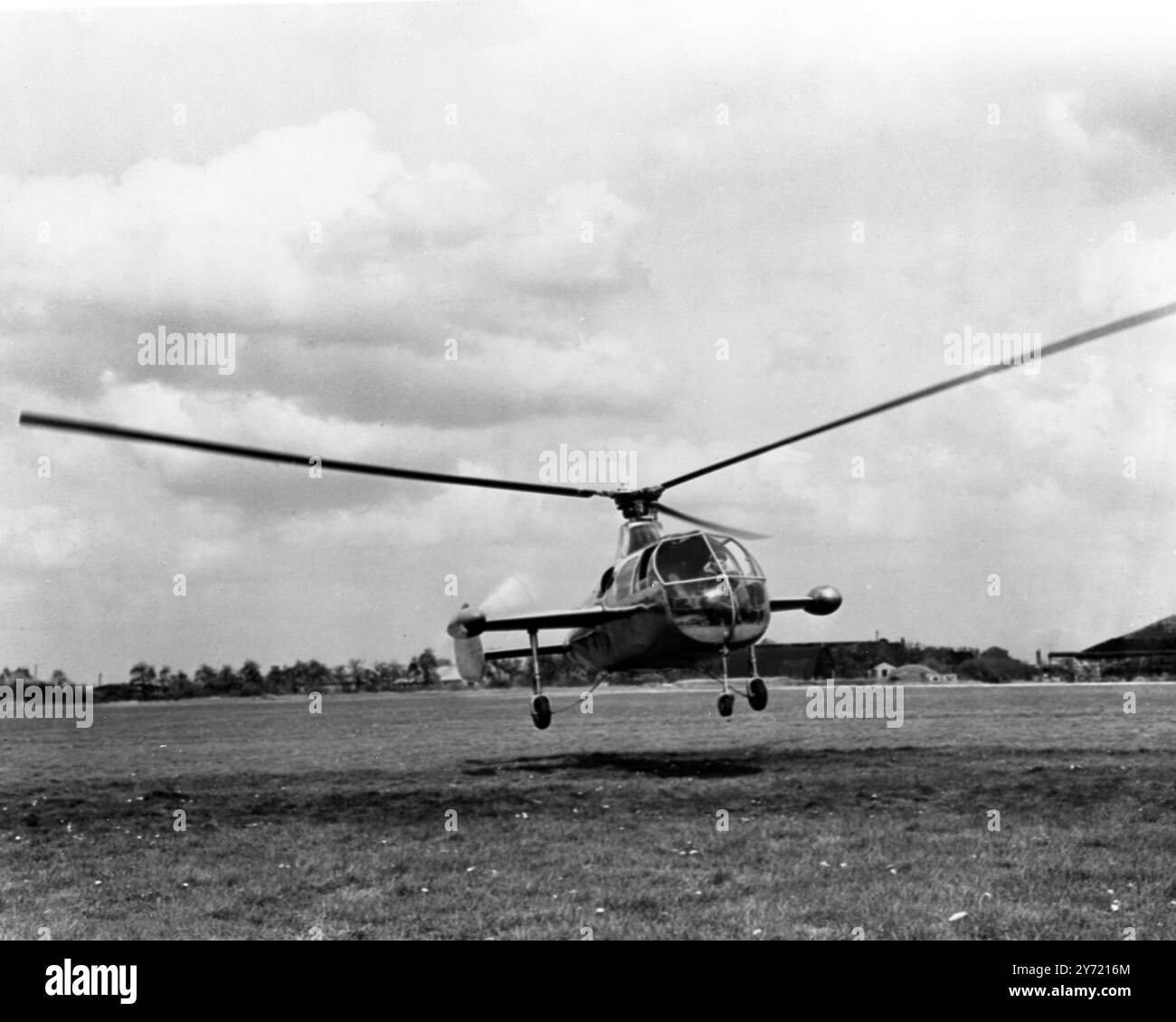 Il Fairey Gyrodyne , un nuovo elicottero di design britannico , stabilì un record internazionale di velocità per elicotteri presso l' aeroporto di White Walthem vicino a Maidenhead , Berkshire , Inghilterra . Pilotato da BH Arkell, pilota collaudatore della Fairey Aviation Ltd, ha raggiunto una media di 124,3 miglia all'ora su quattro percorsi di tre chilometri (1,864 miglia) 29 giugno 1948 Foto Stock