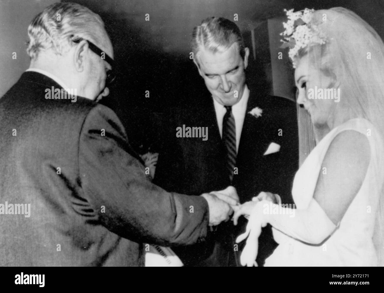 L'attrice Zsa Zsa Gabor ottiene il quinto anello nuziale della sua carriera scivolato al dito dal ricco petroliere texano Joshua S Cosden . Il giudice Edward R Brand (a sinistra) ha officiato la cerimonia nuziale a casa della signorina Gabor . La signorina Gabor, solo la settimana scorsa, ha divorziato dal suo quarto marito, Herbert Hutner. 10 marzo 1966 Foto Stock