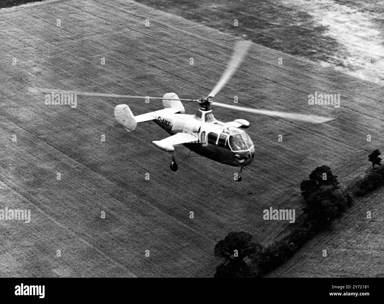 Il Fairey Gyrodyne , un nuovo elicottero di design britannico , stabilì un record internazionale di velocità per elicotteri presso l' aeroporto di White Walthem vicino a Maidenhead , Berkshire , Inghilterra . Pilotato da BH Arkell, pilota collaudatore della Fairey Aviation Ltd, ha raggiunto una media di 124,3 miglia all'ora su quattro percorsi di tre chilometri (1,864 miglia) 29 giugno 1948 Foto Stock