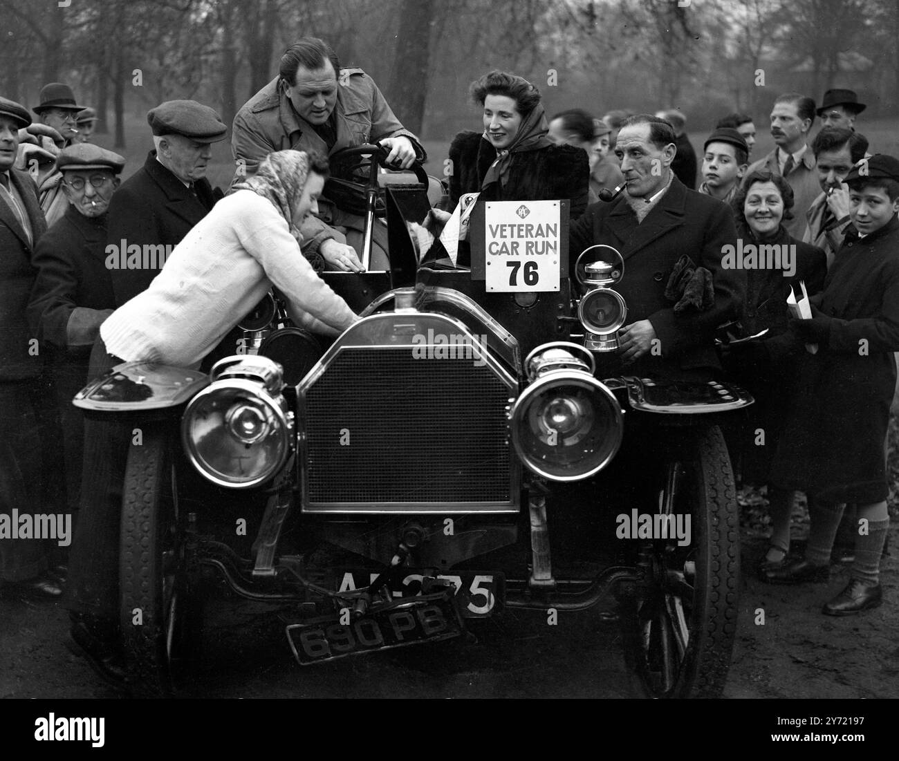 160 " Old Crocks " in corsa annuale a BrightonLondon risalgono a qualche anno fa quando le auto veterane , alcune vecchie di 50 anni , andavano in corsa annuale a Brighton , Sussex (sospese durante la guerra). L'evento commemorava la corsa Londra-Brighton fatta nel 1896 per celebrare l'abolizione della legge che richiedeva che un'automobile fosse preceduta da un uomo che portava una bandiera rossa. Spettacoli fotografici: Richard Dimbleby , annunciatore della BBC e sua moglie con la loro Mercedes 1903 . Il dottor Allday , figlia del concorrente della guerra , sta cambiando le spine . 17 novembre 1946 Foto Stock