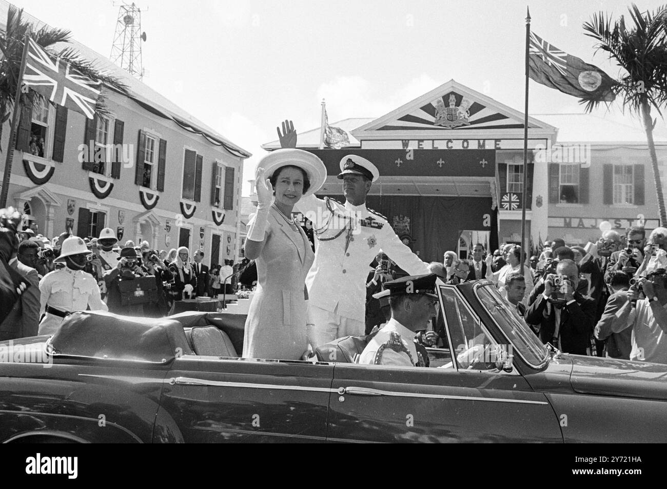 Benvenuti alla coppia reale. Nassau ; HM la Regina Elisabetta e il Principe Filippo si fanno largo alla folla dalla loro auto aperta mentre oggi sono accolti a Nassau nelle Bahamas . 27 febbraio 1966 Foto Stock