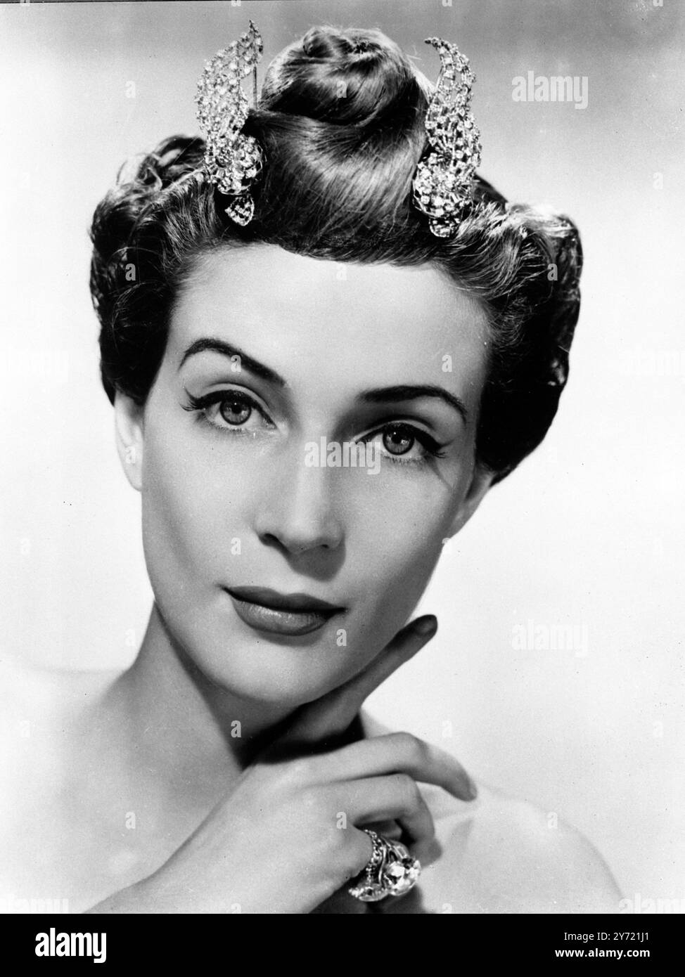 Per seguire le nuove acconciature più lunghe che ora tornano alla moda , lo stilista Christian Dior di Parigi ha chiesto al parrucchiere Guillaume di creare una speciale acconciatura per i suoi modelli . Il Dior Chignon , disegnato da Guillaume , una bobina di finti capelli simile a una lumaca attaccata alla sommità della testa . Su entrambi i lati ci sono le clip di diamante gossamer di Mellerio del 19 agosto 1950 Foto Stock