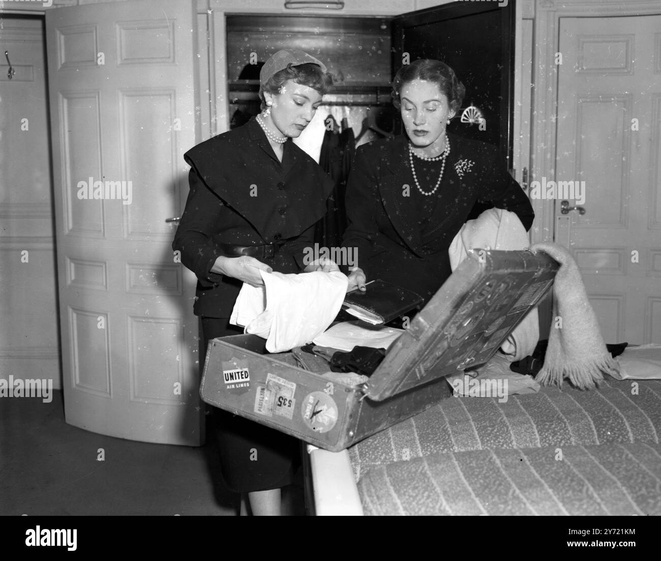 Christian Dior , famoso fashion leader francese e stilista di abiti , terrà una mostra a Londra . Egli ha brough sette dei suoi manichini più competenti per modellare le sue creazioni . Due dei manichini si disimballano al loro hotel dopo essere arrivati in aereo. Visto qui LtoR Jean , British e Jane , American . 24 aprile 1950 Foto Stock