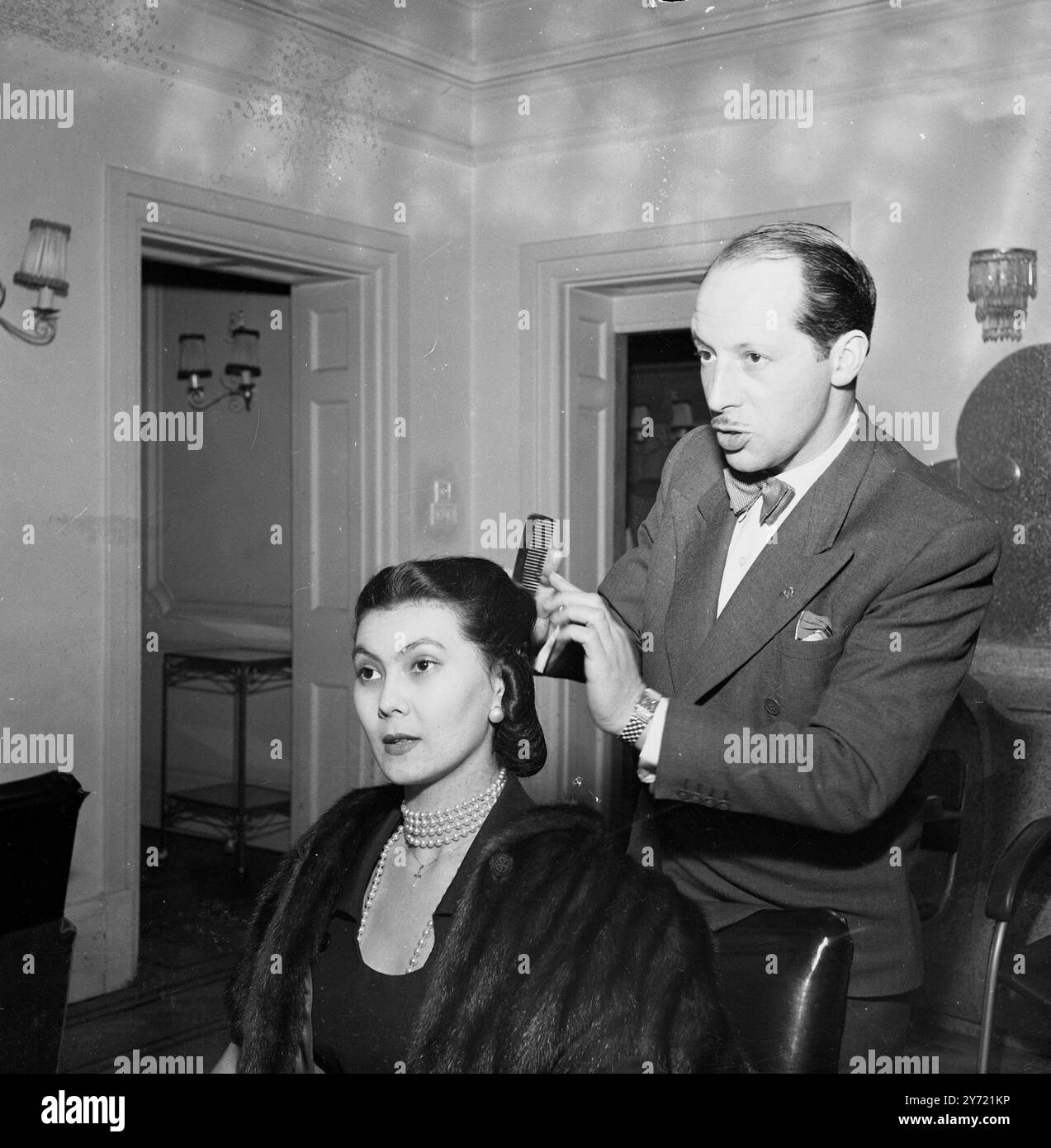 Christian Dior , famoso fashion leader francese e stilista di abiti , terrà una mostra a Londra . Egli ha brough sette dei suoi manichini più competenti per modellare le sue creazioni . Tra i manichini c'è uno dei più conosciuti , è un'estrazione cinese e il suo nome è alla . Ha quasi una mania per i suoi capelli e chi li indossa , appena arrivata al suo albergo ha chiamato un parrucchiere e l'ha vestito . Lei crea tutti i suoi stili. 24 aprile 1950 Foto Stock