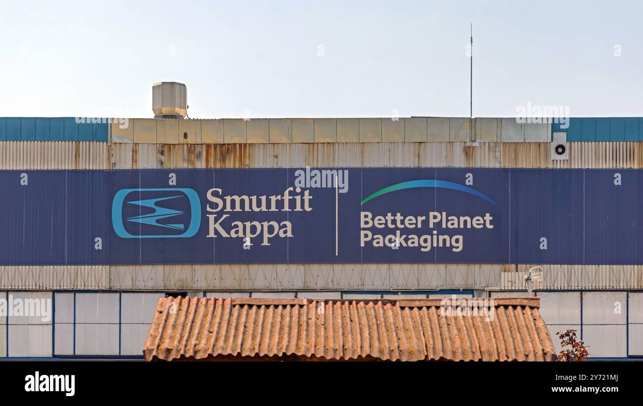 Belgrado, Serbia - 21 agosto 2024: Fabbrica di cartiere Smurfit Kappa industria produzione Better Planet Packaging presso Avala Ada Huja. Foto Stock