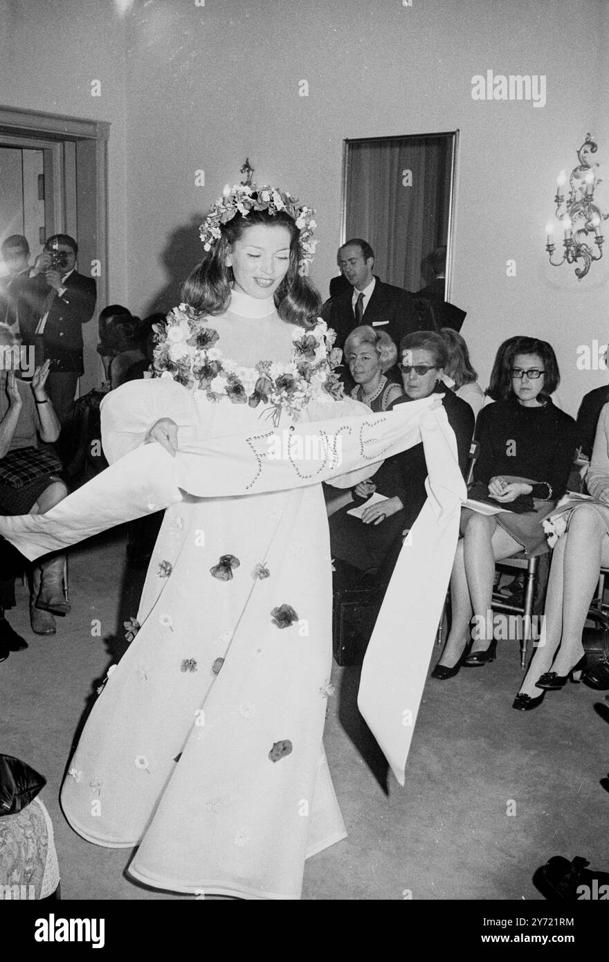 Tiziani disegna fiori di campo rossi e blu rifiniscono un abito da sposa bianco organdy della collezione Primavera-Estate di Evan Tiziani a Roma, 25 gennaio 1969 Foto Stock