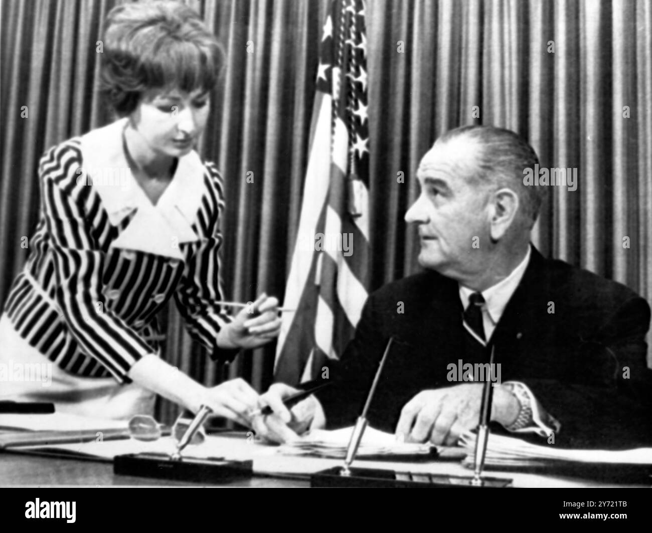 Il Presidente degli Stati Uniti Lyndon B Johnson lavora alla sua scrivania nel suo ufficio nel Federal Building qui novembre 29 , per la prima volta da quando l' ufficio è stato completato . Il Presidente si sta riprendendo nel suo ranch da un recente intervento chirurgico. Con il Presidente è Marie Fehmer , una delle sue segretarie . 30 novembre 1966 Foto Stock