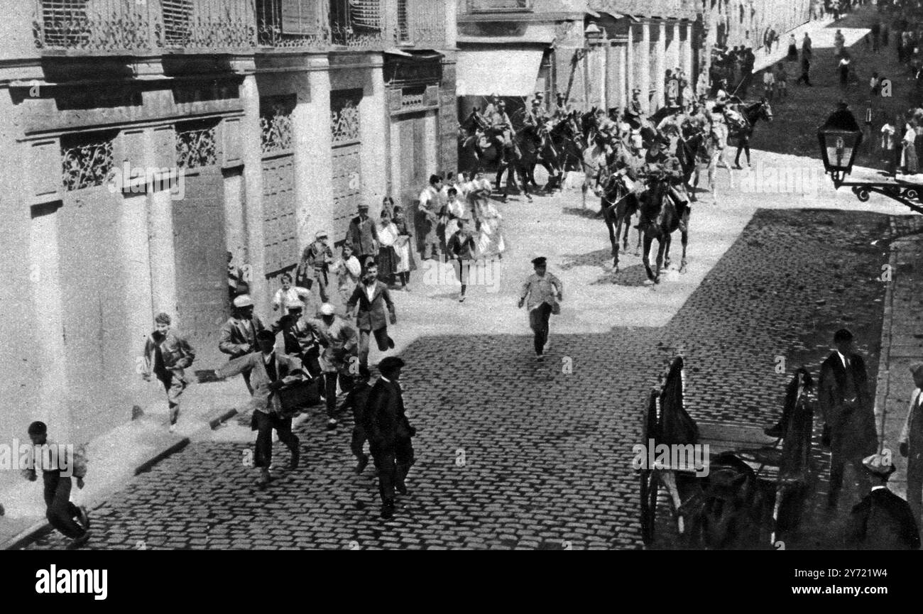 I rivoltosi di Madrid dispersi dalla cavalleria la Guardia Civil e le truppe che sgombrano le strade di madrid - una scena nella Calle de Embajadores settembre 1917 i recenti tentativi di agitatori politici spagnoli di scatenare la rivolta in relazione allo sciopero generale sono falliti , in gran parte a causa della ferma azione del governo e della condotta sensata del popolo nel suo insieme. Per un certo periodo, tuttavia, c’è stato un gran numero di disordini a Madrid e in altre città. La legge marziale è stata proclamata nella capitale il 13 agosto 1917 e il governo ha deciso di convocare la First Army Reserve . Foto Stock