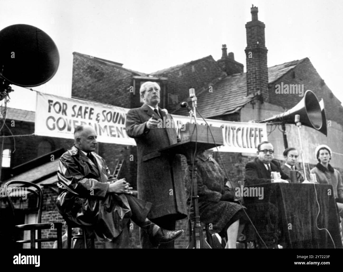 Il primo ministro Harold Macmillan si rivolge alle folle a Oldham durante il suo tour elettorale del paese del Nord, il 25 settembre 1959 Foto Stock