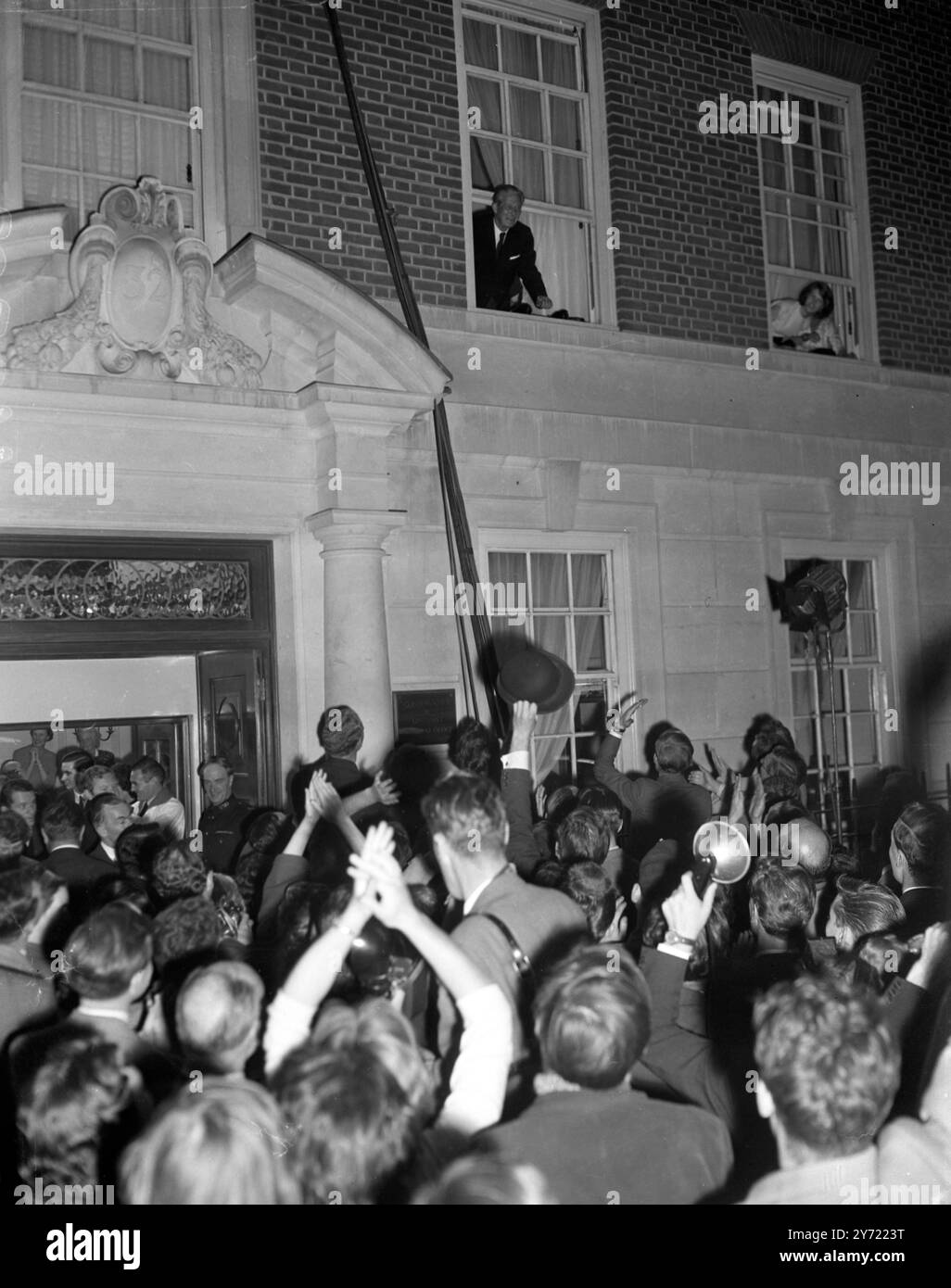 Il primo ministro Harold Macmillan sventolò dalla finestra superiore del quartier generale del partito a Londra dopo che i laburisti avevano concesso la vittoria alle elezioni generali del 9 ottobre 1959 Foto Stock