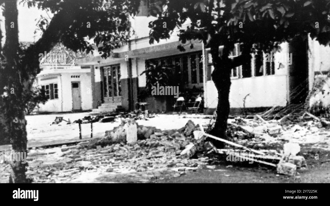 Detriti nel complesso del Consolato Cinese Rosso di Djakarta, Indonesia; detriti e documenti sono sparsi nel complesso del Consolato Cinese Comunista (edificio di sfondo) qui ieri, al culmine delle rivolte anticomuniste che secondo quanto riferito hanno costretto il Presidente Sukarno a rinunciare ai suoi poteri al capo dell'esercito, il tenente generale Suharto. 12 marzo 1966 Foto Stock