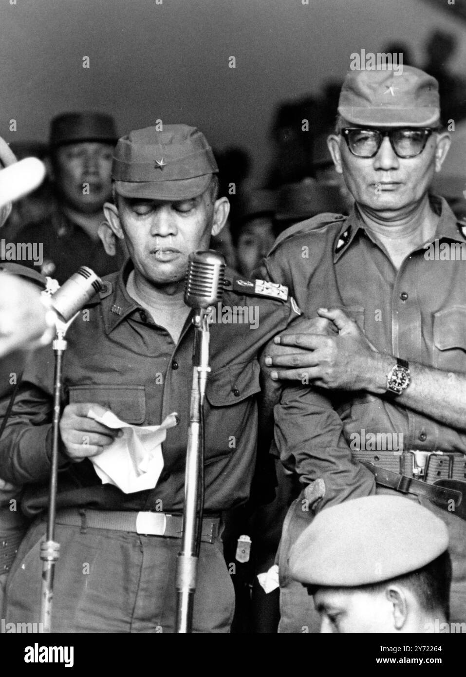 Elogio per i generali indonesiani uccisi ; Giacarta, Indonesia ; sostenuto da un aiutante (a destra), il ministro della difesa indonesiano , il generale Nasution (a sinistra), qui oggi, espone un elogio per i sei generali uccisi nel recente e infruttuoso colpo di stato . I riti funebri sono stati tenuti dal ministro degli Esteri Subandrio , che ha comunicato il decreto di Sukorno secondo cui gli uomini morti erano eroi della rivoluzione e sono stati promossi postumo di un grado . 6 ottobre 1965 Foto Stock