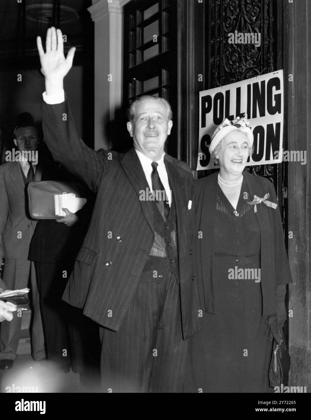 Il leader del partito conservatore Harold Macmillan e sua moglie Lady Dorothy lasciano Westminster City Hall dopo aver espresso i loro voti alle elezioni generali dell'8 ottobre 1959 Foto Stock