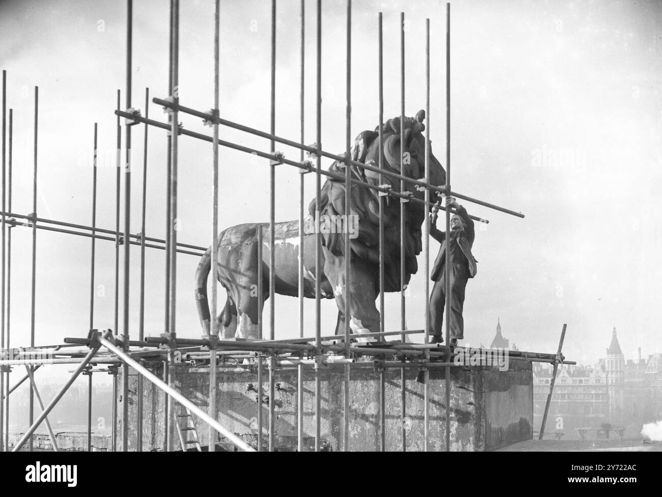 Il Leone di Hungerford in movimento. Realizzata da William Frederick Woodington nel 1837, si trovava in cima alla vecchia Lion Brewery ed era un simbolo della South Bank sul Tamigi per oltre 100 anni fino a quando non si spostò prima in preparazione per il Festival di Londra, vicino alla stazione di Waterloo nel 1949. Dal 1966 si trova all'estremità est del Westminster Bridge. Nella foto, mentre l'impalcatura viene allestita in preparazione per spostarla dalla vecchia fabbrica di birra Lion in Belvedere Road, Lambeth, Londra, 19 gennaio 1949 Foto Stock