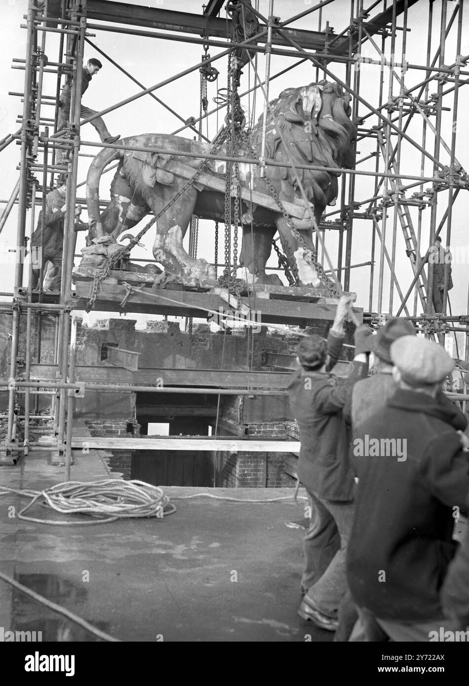 Il Leone di Hungerford in movimento. Realizzata da William Frederick Woodington nel 1837, si trovava in cima alla vecchia Lion Brewery ed era un simbolo della South Bank sul Tamigi per oltre 100 anni fino a quando non si spostò prima in preparazione per il Festival di Londra, vicino alla stazione di Waterloo nel 1949. Dal 1966 si trova all'estremità est del Westminster Bridge. Nella foto, nel primo tentativo di spostarlo dalla vecchia fabbrica di birra Lion in Belvedere Road, Lambeth, Londra, ma si è rivelato troppo pesante, quindi l'operazione è stata sospesa fino a quando non è stato acquistato un nuovo bar più forte. 8 febbraio 1949 Foto Stock