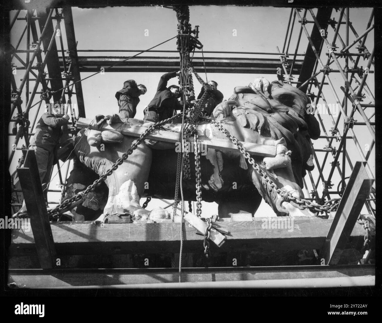 Il Leone di Hungerford in movimento. Realizzata da William Frederick Woodington nel 1837, si trovava in cima alla vecchia Lion Brewery ed era un simbolo della South Bank sul Tamigi per oltre 100 anni fino a quando non si spostò prima in preparazione per il Festival di Londra, vicino alla stazione di Waterloo nel 1949. Dal 1966 si trova all'estremità est del Westminster Bridge. Nella foto, nel primo tentativo di spostarlo dalla vecchia fabbrica di birra Lion in Belvedere Road, Lambeth, Londra, ma si è rivelato troppo pesante, quindi l'operazione è stata sospesa fino a quando non è stato acquistato un nuovo bar più forte. 8 febbraio 1949 Foto Stock