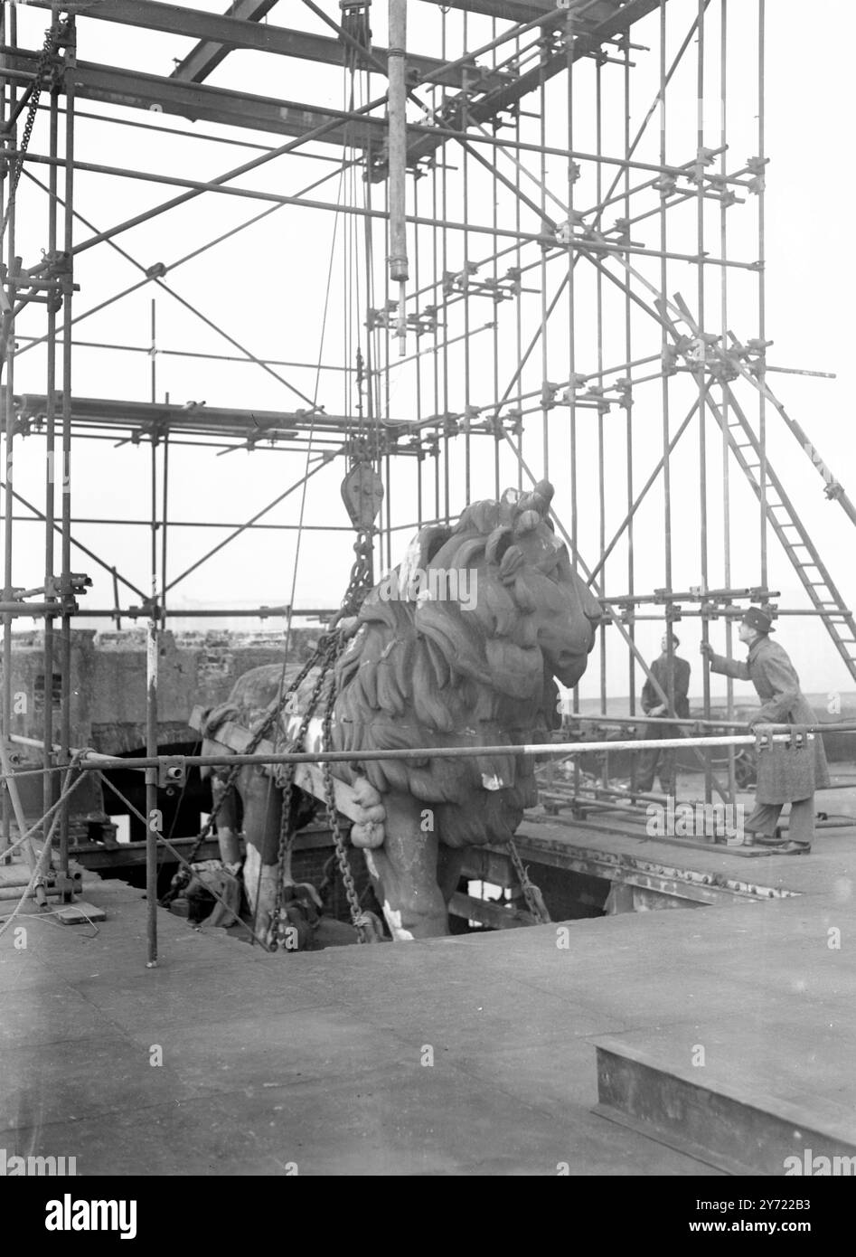 Il Leone di Hungerford in movimento. Realizzata da William Frederick Woodington nel 1837, si trovava in cima alla vecchia Lion Brewery ed era un simbolo della South Bank sul Tamigi per oltre 100 anni fino a quando non si spostò prima in preparazione per il Festival di Londra, vicino alla stazione di Waterloo nel 1949. Dal 1966 si trova all'estremità est del Westminster Bridge. Nella foto, durante il processo di abbassamento della vecchia fabbrica di birra Lion in Belvedere Road, Lambeth, Londra, 11 febbraio 1949 Foto Stock