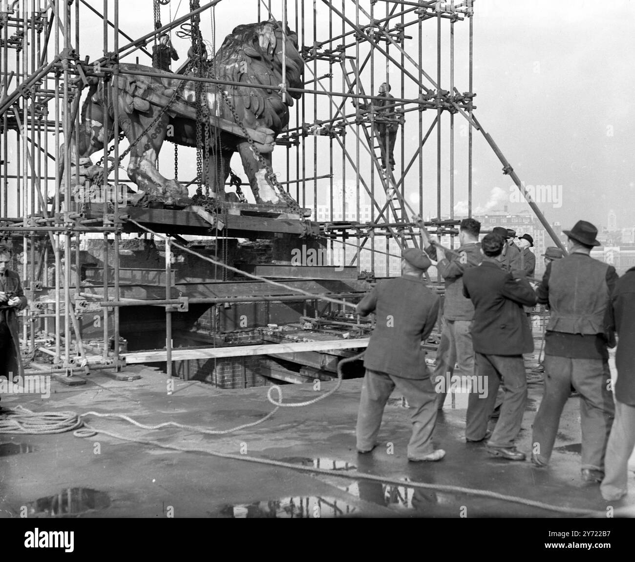 Il Leone di Hungerford in movimento. Realizzata da William Frederick Woodington nel 1837, si trovava in cima alla vecchia Lion Brewery ed era un simbolo della South Bank sul Tamigi per oltre 100 anni fino a quando non si spostò prima in preparazione per il Festival di Londra, vicino alla stazione di Waterloo nel 1949. Dal 1966 si trova all'estremità est del Westminster Bridge. Nella foto, nel primo tentativo di spostarlo dalla vecchia fabbrica di birra Lion in Belvedere Road, Lambeth, Londra, ma si è rivelato troppo pesante, quindi l'operazione è stata sospesa fino a quando non è stato acquistato un nuovo bar più forte. 8 febbraio 1949 Foto Stock