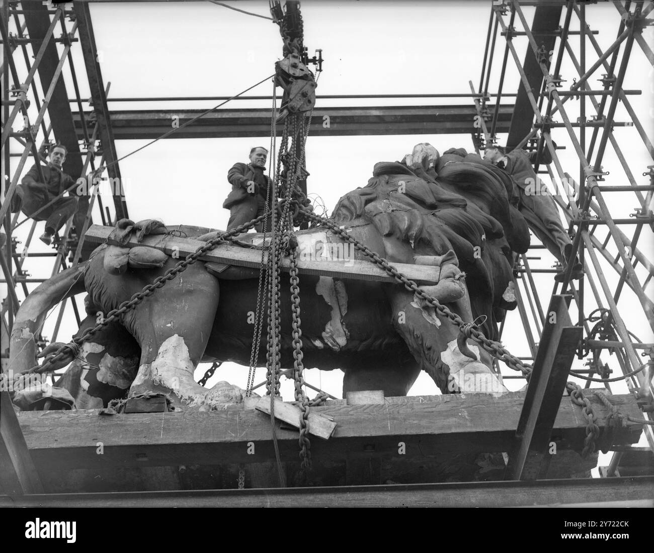Il Leone di Hungerford in movimento. Realizzata da William Frederick Woodington nel 1837, si trovava in cima alla vecchia Lion Brewery ed era un simbolo della South Bank sul Tamigi per oltre 100 anni fino a quando non si spostò prima in preparazione per il Festival di Londra, vicino alla stazione di Waterloo nel 1949. Dal 1966 si trova all'estremità est del Westminster Bridge. Nella foto, nel primo tentativo di spostarlo dalla vecchia fabbrica di birra Lion in Belvedere Road, Lambeth, Londra, ma si è rivelato troppo pesante, quindi l'operazione è stata sospesa fino a quando non è stato acquistato un nuovo bar più forte. 8 febbraio 1949 Foto Stock