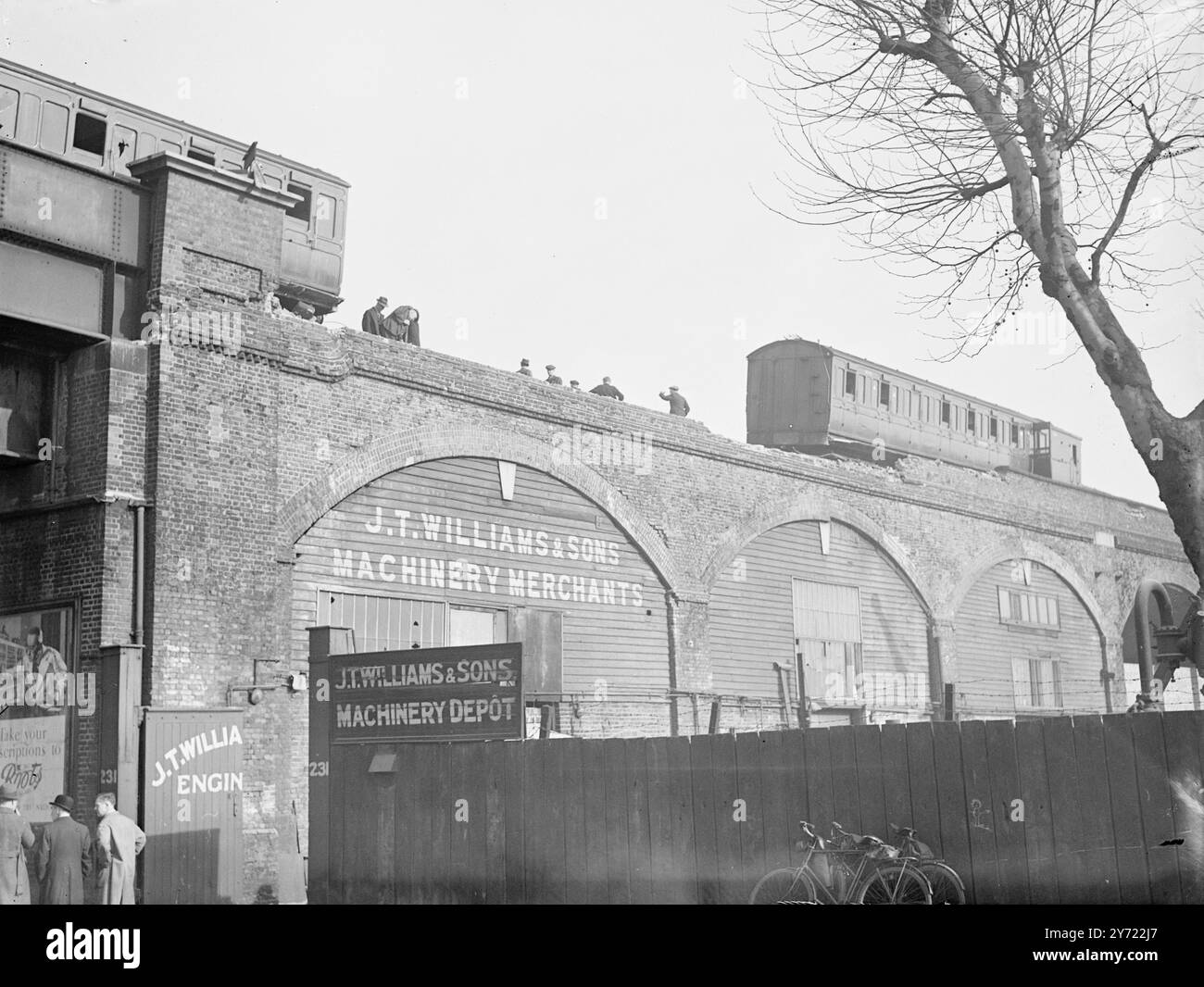 Due treni di Londra si scontrano. I passeggeri di due treni sono tutti fuggiti senza infortuni oggi (mercoledì) quando si è verificata una collisione su un ponte che attraversa Rotherhithe New Road, South Bermondsey, Londra. Parte di un treno si è schiantato attraverso il parapetto del ponte sopra il quale alcune carrozze sono state lasciate appese dopo l'incidente. L'altro treno è stato diviso a metà. I passeggeri di entrambi i treni saltarono sulla linea e tornarono a piedi alla stazione di South Bermondsey. La polizia ha chiuso la strada sotto il ponte, ritenendola pericolosa. L'immagine mostra: Autobus di uno dei treni visti accanto alla S. Foto Stock