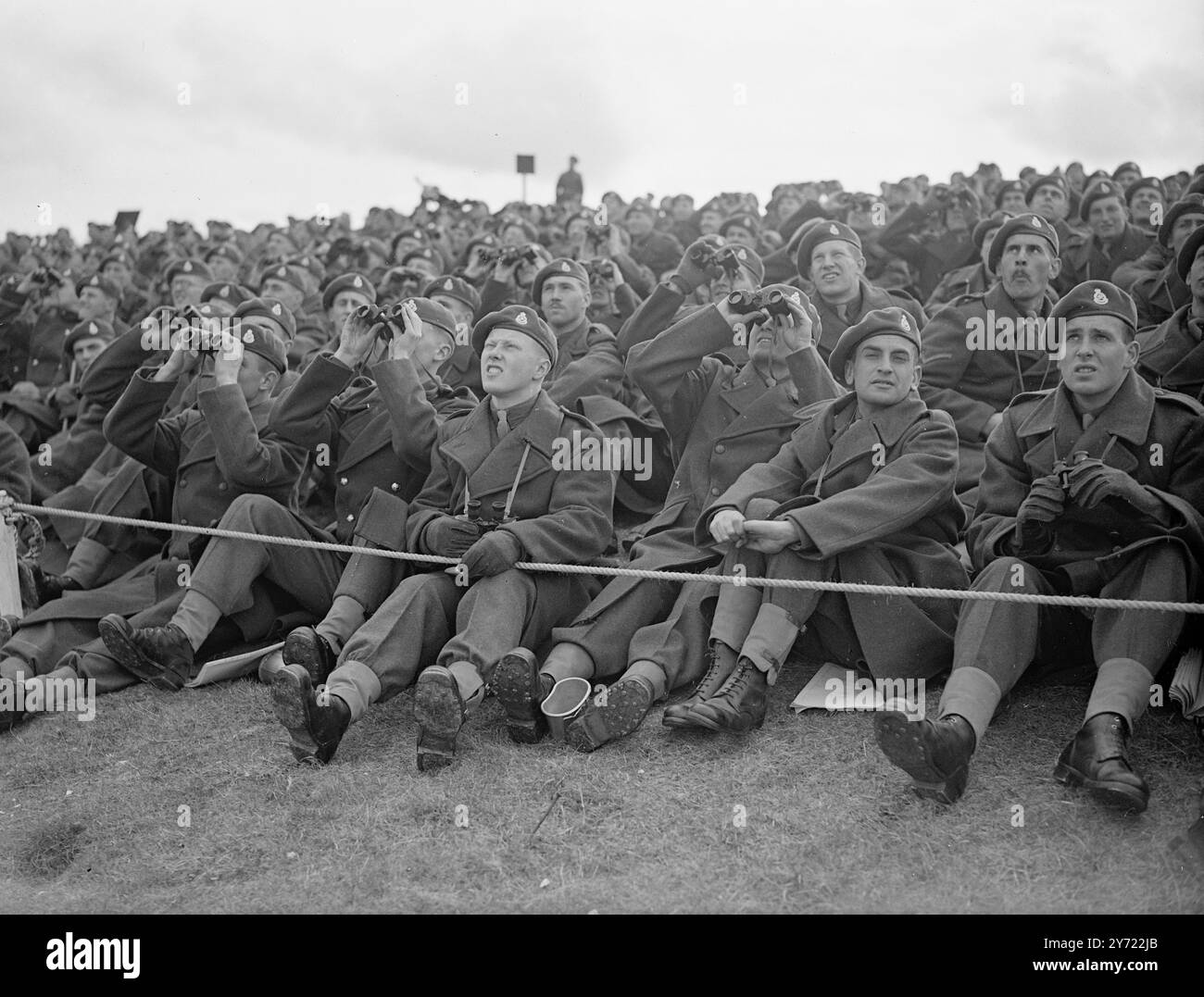 L'esercito mostra i suoi denti. Qualcosa del potere di colpo dell'esercito britannico del dopoguerra fu dimostrato a Larkhill, Salisbury Plain, oggi (martedì), quando la scuola di artiglieria diede una dimostrazione dei vari tipi di supporto al fuoco che possono essere forniti dalle armi d'artiglieria ora in servizio. L'esercitazione, nota come "operazione Scapa", prevedeva l'uso di elicotteri come "avvistatori" per i cannoni. Le immagini mostrano: I pistoleri se la prendono con calma. Spettatori soldato di "Demonstration Scapa" nella foto di larkhill, Salisbury Plain, oggi (martedì). 16 marzo 1948. Foto Stock