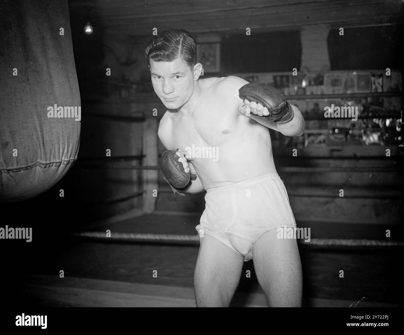 La signora o'Sullivan di Isledon Rd, Finsbury Park, Londra, la madre vedova di sette figli combattenti, ha un compito più del solito difficile con la sua casa che tiene quei giorni. È occupata a curare la dieta di due dei suoi ragazzi, che sono alla ricerca di fama fistica, Dickie di 22 anni, e Danny di 24 anni, che è un elettricista. La signora o'Sullivan, che ha sposato un pugile, sa cosa piace mangiare ai combattenti. E' una regola per non perdere mai i concorsi dei suoi figli. Immagini: Two Fisted Dickie o'Sullivan è un tributo alla dieta di sua madre che guarda mentre si allena nei suoi quartieri londinesi. 9 marzo 1 Foto Stock