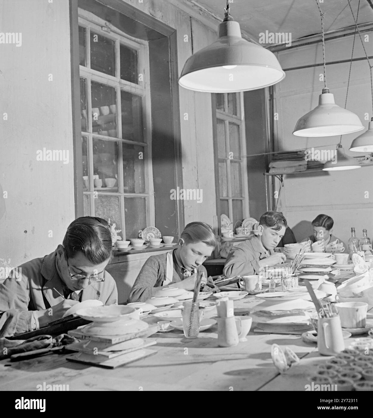 "Secoli di artigianato" i ceramisti britannici lavorano per l'esportazione. - - - Chiesto dal presidente del Consiglio per il commercio di ottenere un aumento del 15 per cento della produzione nella battaglia del 1948 per i mercati di esportazione, le ceramiche del paese funzionano come mai prima d'ora. Fuori dalla polvere e dal fumo dei forni e dei forni delle "cinque città" del North Staffordshire, i lavoratori, la cui abilità è stata tramandata di padre in figlio, producono le splendide ceramiche di fama mondiale. I moderni macchinari e metodi, tuttavia, vanno di pari passo con la tradizione tra gli uomini e le donne dei banchi di pentole. Alla famosa Josiah Foto Stock