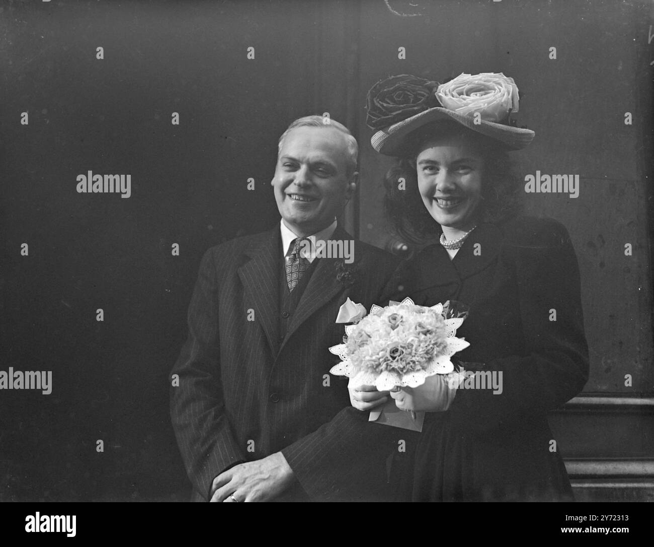 Oggi si è Unito a domani. Nonostante il fatto che si separino domani a causa di una sentenza di una compagnia di navigazione, il signor Thomas Bolling, Senior Assistant Purser della U.S. liner "America", e la signorina Janet Nicholson di Chelsea, e Minneapolis, hanno avuto un matrimonio gioioso al Chelsea Register Office oggi, (giovedì). Il signor Bolling salpa domani e Janet lo segue a New York il mese prossimo. Le immagini mostrano: "Today's Bride" - rose di cavolo rosse e bianche hanno dato il via al cappello da sposa a Chelsea oggi (giovedì), mentre la sposa sorridente viene fotografata con lo sposo dopo la cerimonia. 11 marzo 1948 Foto Stock