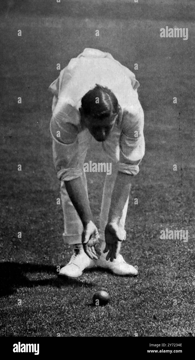 Fielding: S. M. J. Woods ferma la palla sul campo (Samuel Moses James Woods un All-Rounder australiano che ha giocato anche per l'Inghilterra, l'Università di Cambridge, Somerset e, più tardi, l'MCC). Foto sportiva d'archivio: Questa fotografia proviene da una serie di stampe fotografiche di giocatori di cricket dell'epoca vittoriana. Sono stati pubblicati nel 1897. Molti appaiono in posa, allo scopo di istruire. Foto Stock