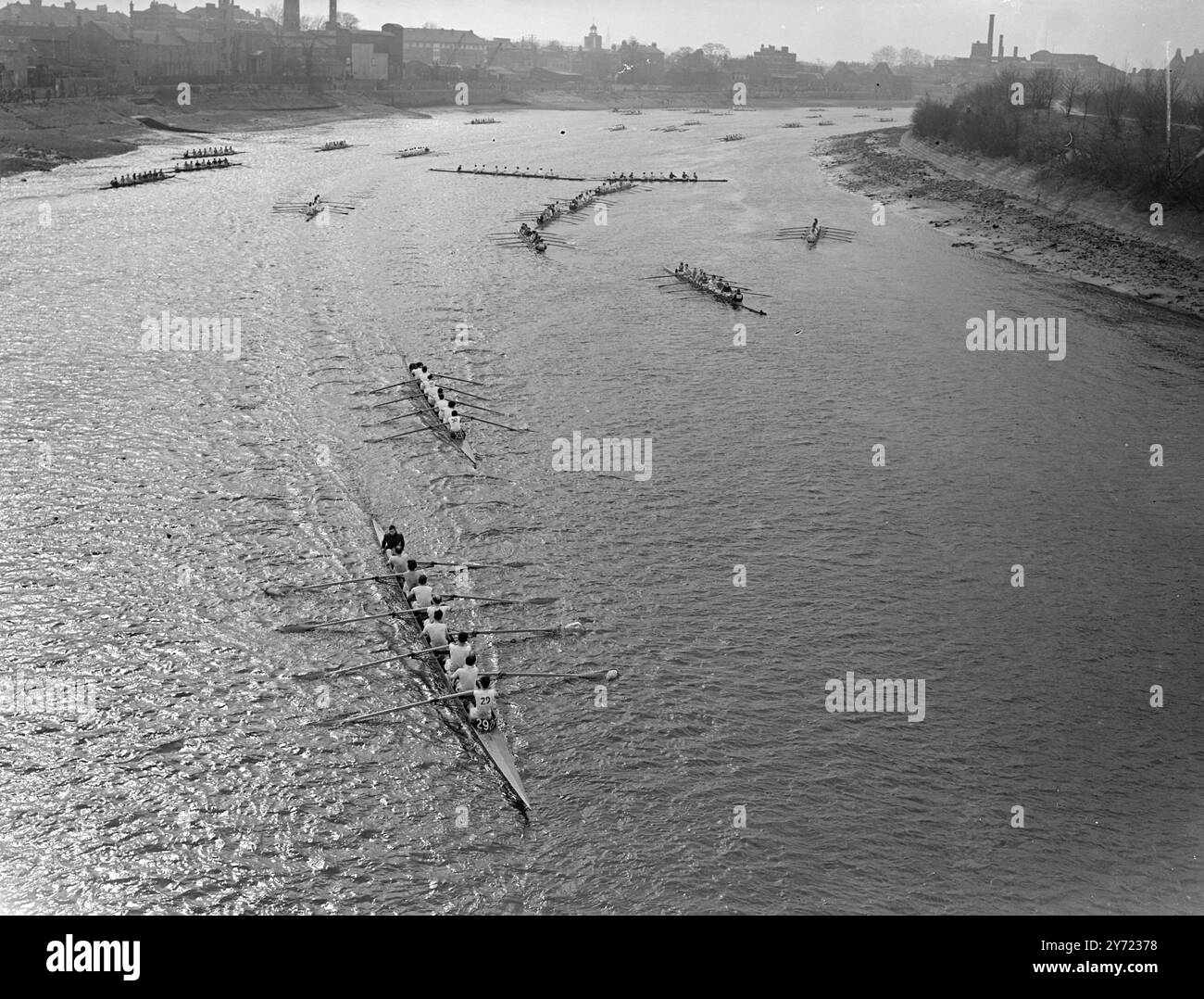 1.500 gara rearsmen Head of River. Più di 1.500 rematori, di cui 167 equipaggi, hanno partecipato questo pomeriggio (sabato) al più grande evento sportivo di Londra e a uno dei suoi più grandi spettacoli fluviali: L'annuale Head of the River. La gara comprende una prova a tempo sulla marea uscente da Mortlake a Putney - il corso di regata in barca al contrario - l'obiettivo è che ogni barca passi il maggior numero possibile di altre. Trascorrono quasi quattro ore tra l'inizio della prima barca e la fine dell'ultima. 20 marzo 1948. Foto Stock