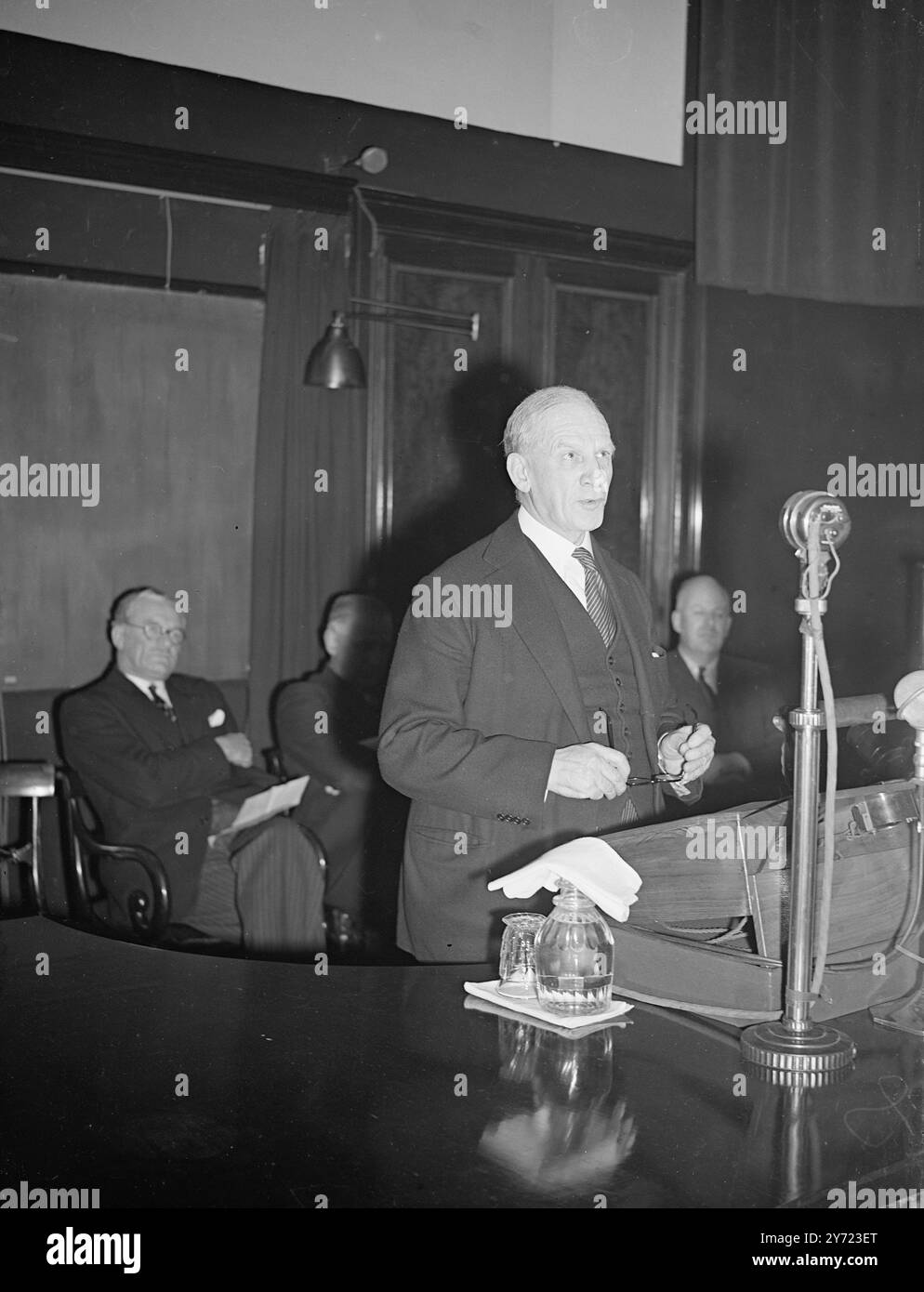 F.B.I onora i vincitori del Premio Nobel. Due scienziati britannici che hanno ricevuto premi Nobel nel 1947 sono stati onorati dalla Federazione delle industrie britanniche presso la Royal Institution, Albemarle Street, Londra, oggi (venerdì). Sir Robert Robinson, ma, DSC, LLD Presidente della Royal Society, insignito del Premio Nobel per la chimica, ha parlato di "The Scope of Organic Chemistry", e Sir Edward Appleton, GBE, KCB, ma DSO, Ll. D F.R.S, Segretario del Dipartimento di ricerca scientifica e industriale, ha parlato di "scienziato nell'industria". Questa funzione doveva essere seguita da un ricevimento e da una cena nei due scie Foto Stock