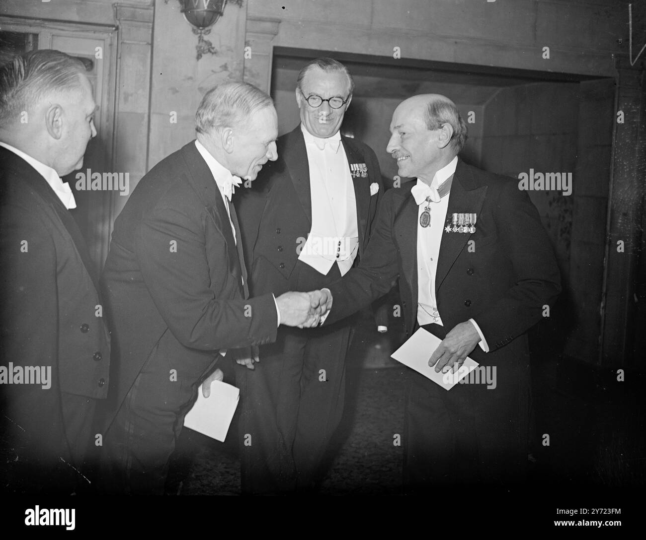 F.B.I onora i vincitori del Premio Nobel. Due scienziati britannici che hanno ricevuto premi Nobel nel 1947 sono stati onorati dalla Federazione delle industrie britanniche presso la Royal Institution, Albemarle Street, Londra, oggi (venerdì). Sir Robert Robinson, ma, DSC, LLD Presidente della Royal Society, insignito del Premio Nobel per la chimica, ha parlato di "The Scope of Organic Chemistry", e Sir Edward Appleton, GBE, KCB, ma DSO, Ll. D F.R.S, Segretario del Dipartimento di ricerca scientifica e industriale, ha parlato di "scienziato nell'industria". Questa funzione doveva essere seguita da un ricevimento e da una cena nei due scie Foto Stock