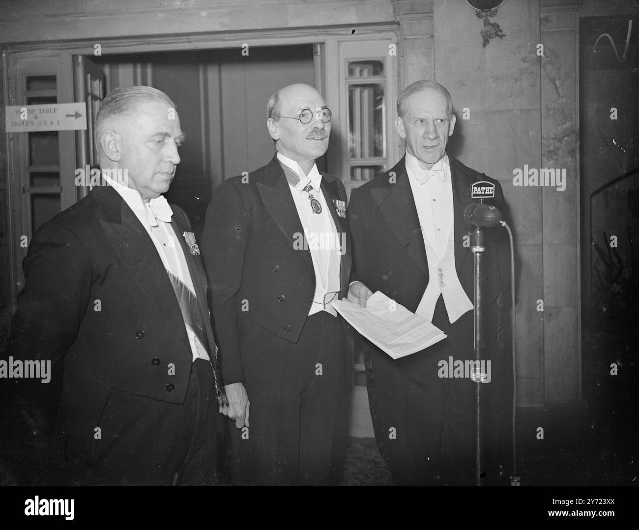 F.B.I onora i vincitori del Premio Nobel. Due scienziati britannici che hanno ricevuto premi Nobel nel 1947 sono stati onorati dalla Federazione delle industrie britanniche presso la Royal Institution, Albemarle Street, Londra, oggi (venerdì). Sir Robert Robinson, ma, DSC, LLD Presidente della Royal Society, insignito del Premio Nobel per la chimica, ha parlato di "The Scope of Organic Chemistry", e Sir Edward Appleton, GBE, KCB, ma DSO, Ll. D F.R.S, Segretario del Dipartimento di ricerca scientifica e industriale, ha parlato di "scienziato nell'industria". Questa funzione doveva essere seguita da un ricevimento e da una cena nei due scie Foto Stock