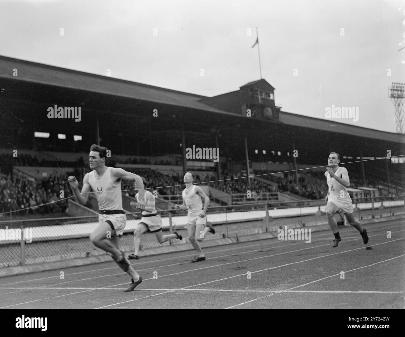 Sport universitari: Oxford vs Cambridge. Oxford ha incontrato Cambridge nel 74° incontro di atletica alla White City di Londra, questo pomeriggio (sabato). Immagini: John C Wilkinson (Oxford) vince l'evento delle 100 yard con Norris McWhirter (Oxford), secondo e Wallace (Cambridge) terzo, alla White City questo pomeriggio. Il tempo dei vincitori era di 10,1 secondi. 20 marzo 1948. Foto Stock