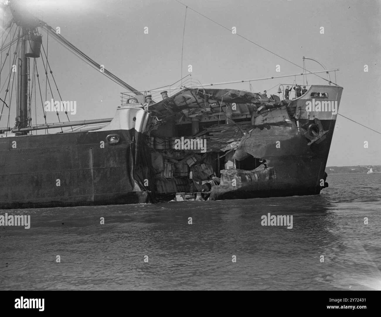 Sea Collision nella nebbia danneggiato Steamer a Falmouth. Il piroscafo britannico Craftsman, gravemente danneggiato dalle prua durante una collisione con un'altra nave in forte nebbia al largo del punto lunedì sera, è precipitato ieri (mercoledì) nel porto di Falmouth, in Cornovaglia. L'immagine mostra: Il buco di apertura tra gli archi del Craftsman, nella foto di Falmouth, Cornovaglia, ieri. Fusti, balle e legname, parte del carico della nave, possono essere visti nella stiva danneggiata. 11 marzo 1948 Foto Stock