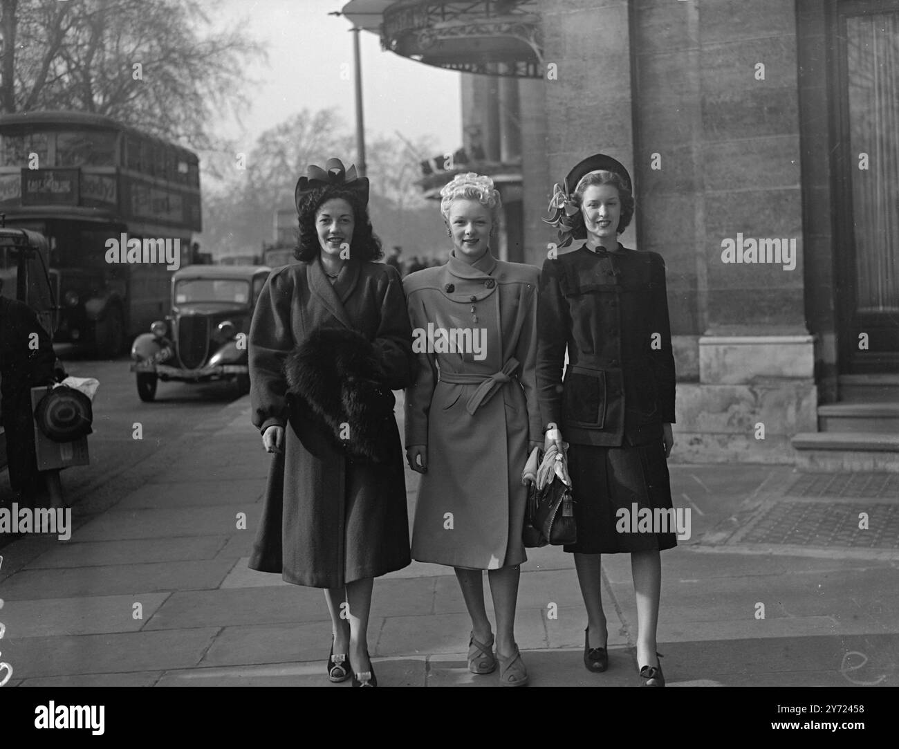 I ventiquattro finalisti di tutto il paese che stasera si sfideranno per il titolo di '1948 National Ballroom Queen' alla Grosvenor House di Londra, sono arrivati nella capitale questo pomeriggio. Hanno vinto l'evento attraverso gare di qualificazione della zona e il giudizio finale sarà basato sulla grazia, il fascino e la capacità di ballo. Il concorso organizzato dal quotidiano "The People" prevede una Challenge Cup e quasi £200 in regali per la ragazza che viene scelta come "Regina". L'immagine mostra: Da sinistra a destra:- Mrs Doris Wrathall (Manchester), Miss Jean Cryer (Burnley) e Miss Do Foto Stock